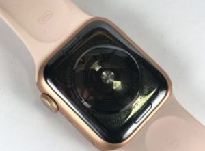 Wymiana zbitej szybki na Apple Watch Series 5 40 mm picture 3