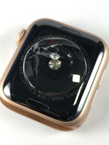 Wymiana tylnej szybki obudowy Apple Watch Series 4 40mm